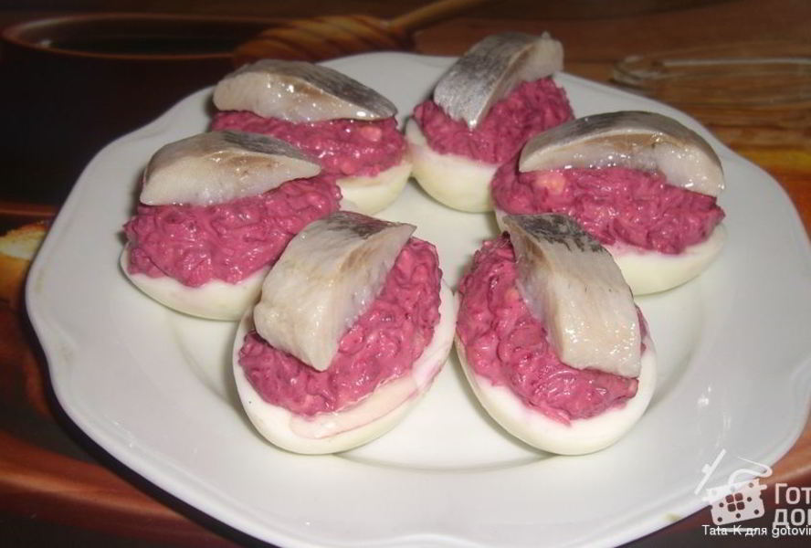 Яйца, фаршированные сельдью и свеклой