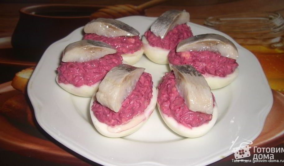 Рецепт яиц, фаршированных сельдью и свеклой