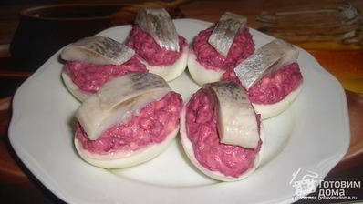 яйца, фаршированные сельдью и свеклой