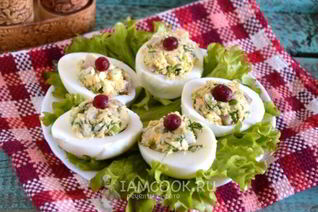 Яйца, фаршированные сельдью с горчичной заправкой