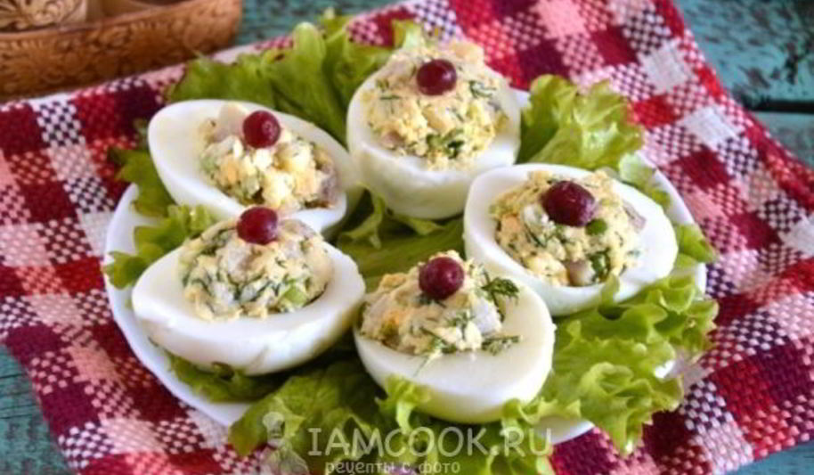 Рецепт яиц, фаршированных сельдью с горчичной заправкой