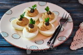 Яйца, фаршированные шпротами