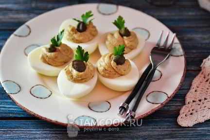 Яйца, фаршированные шпротами