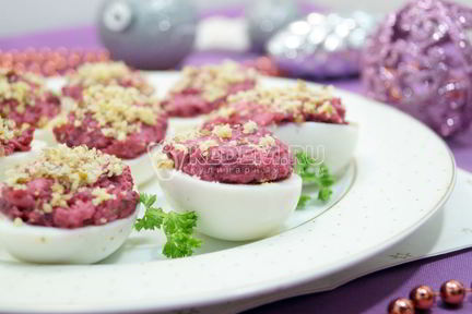 Яйца, фаршированные свеклой и орехами