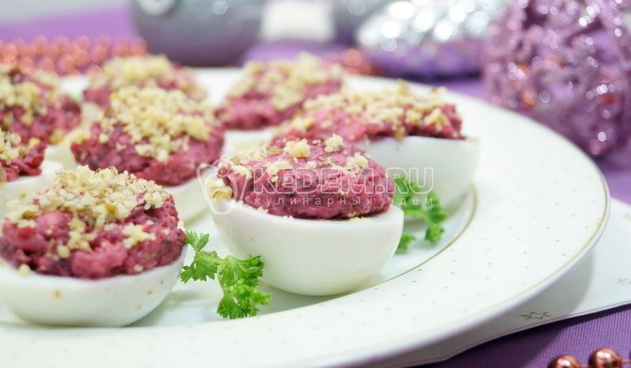 Рецепт яиц, фаршированных свеклой и орехами