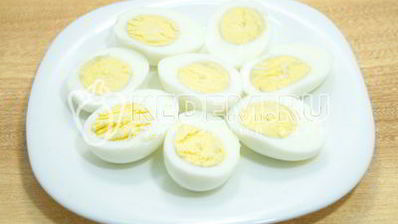 яйца, фаршированные свеклой и орехами