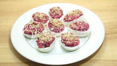 яйца, фаршированные свеклой и орехами