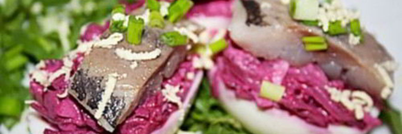 Яйца фаршированные свеклой, сыром и сельдью