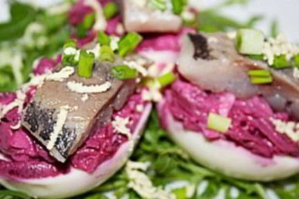 Яйца фаршированные свеклой, сыром и сельдью