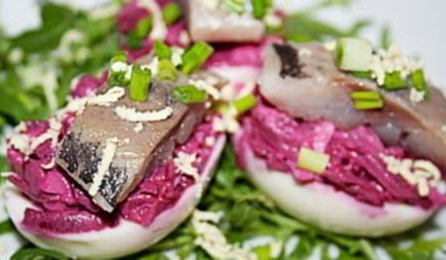 Рецепт яиц фаршированных свеклой, сыром и сельдью