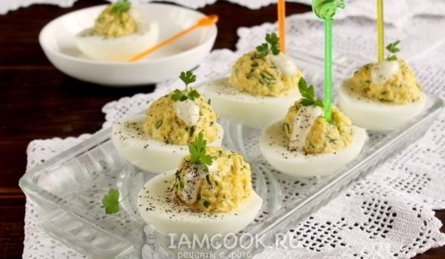 Рецепт яиц, фаршированных сыром и чесноком