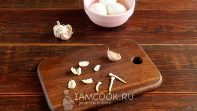 яйца, фаршированные сыром и чесноком