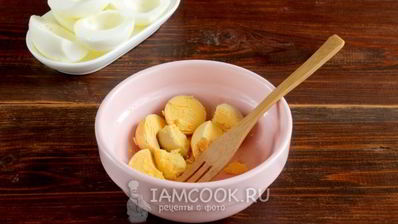 яйца, фаршированные сыром и чесноком