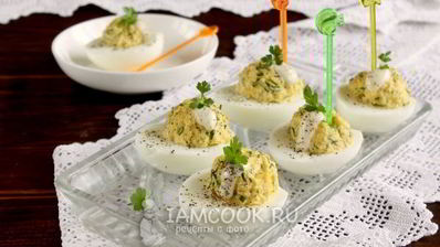 яйца, фаршированные сыром и чесноком