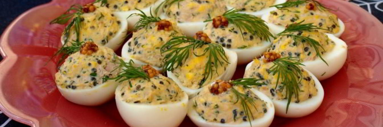 Яйца фаршированные тунцом и икрой из водорослей