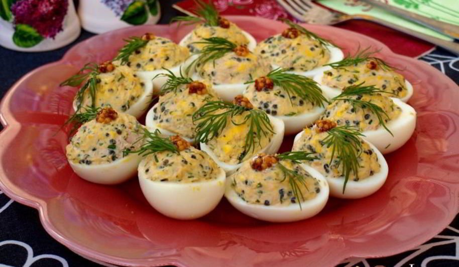 Рецепт яиц фаршированных тунцом и икрой из водорослей