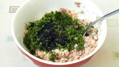 яйца фаршированные тунцом и икрой из водорослей