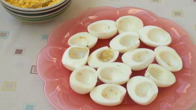 яйца фаршированные тунцом и икрой из водорослей