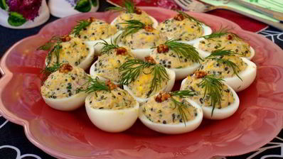 яйца фаршированные тунцом и икрой из водорослей