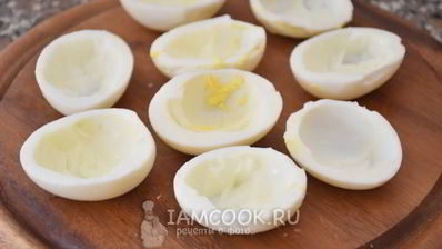 яйца, фаршированные тунцом