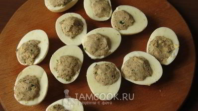 яйца фаршированные в цветном желе