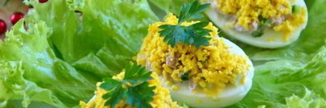 Яйца, фаршированные зеленым луком и тунцом