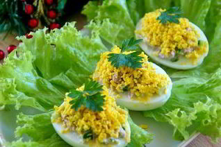 Яйца, фаршированные зеленым луком и тунцом