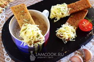 Чесночные гренки из черного хлеба