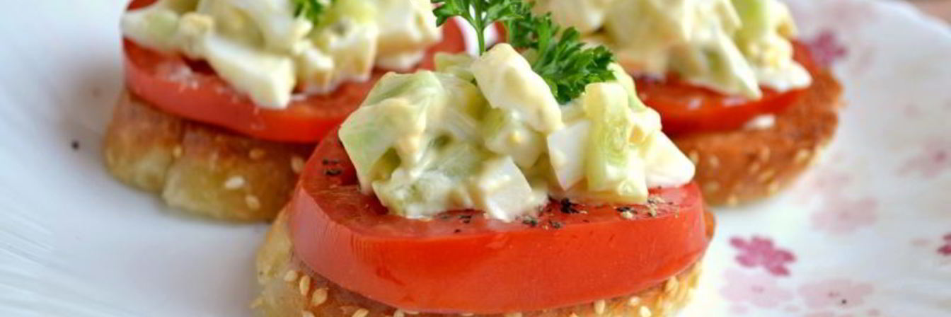 Чесночные гренки с помидорами и яично-огуречным салатом