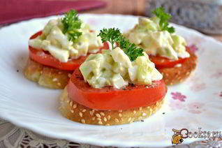 Чесночные гренки с помидорами и яично-огуречным салатом