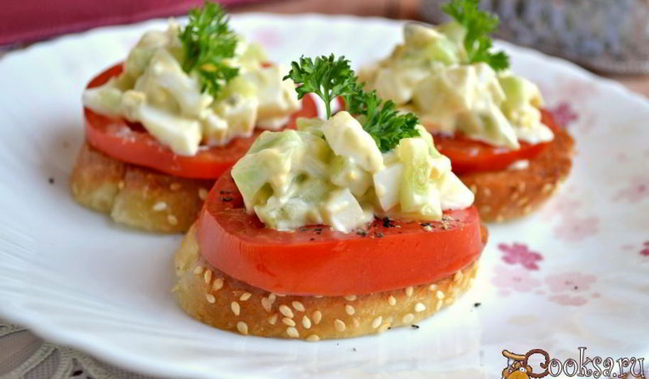 Рецепт чесночных гренков с помидорами и яично-огуречным салатом