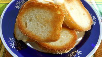 чесночные гренки с помидорами и яично-огуречным салатом