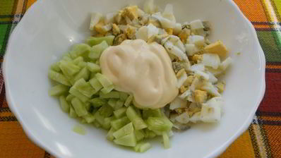 чесночные гренки с помидорами и яично-огуречным салатом