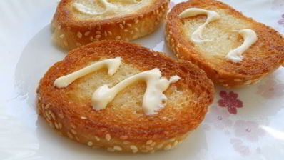 чесночные гренки с помидорами и яично-огуречным салатом