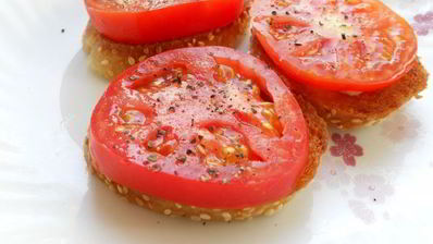 чесночные гренки с помидорами и яично-огуречным салатом