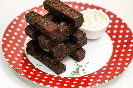 Чесночные гренки с соусом