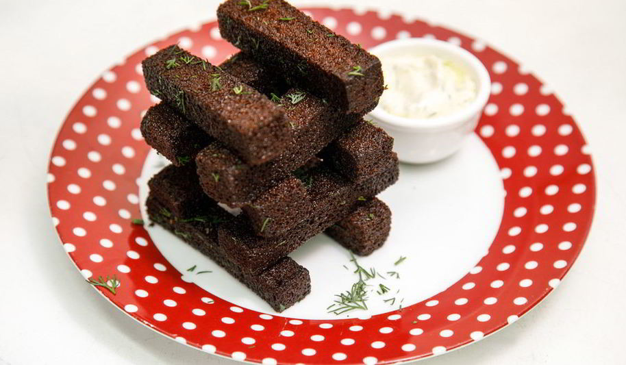 Рецепт чесночных гренков с соусом