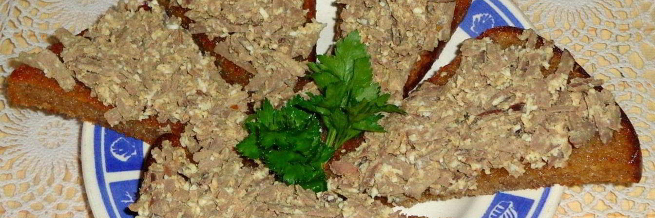 Гренки из черного хлеба с печенью и яйцом