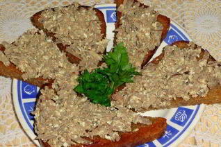 Гренки из черного хлеба с печенью и яйцом