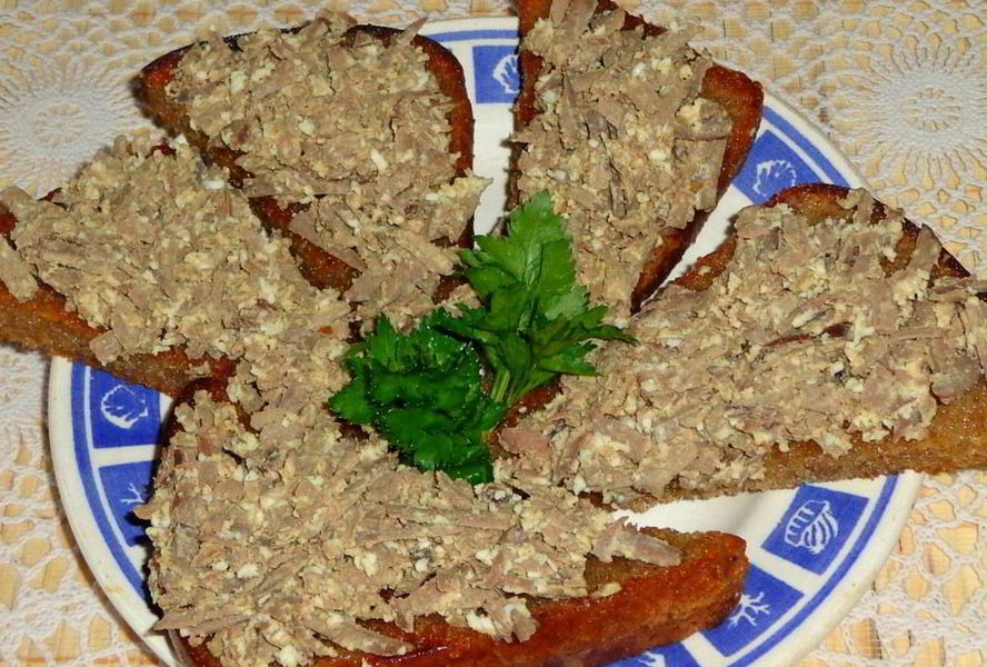 Гренки из черного хлеба с печенью и яйцом