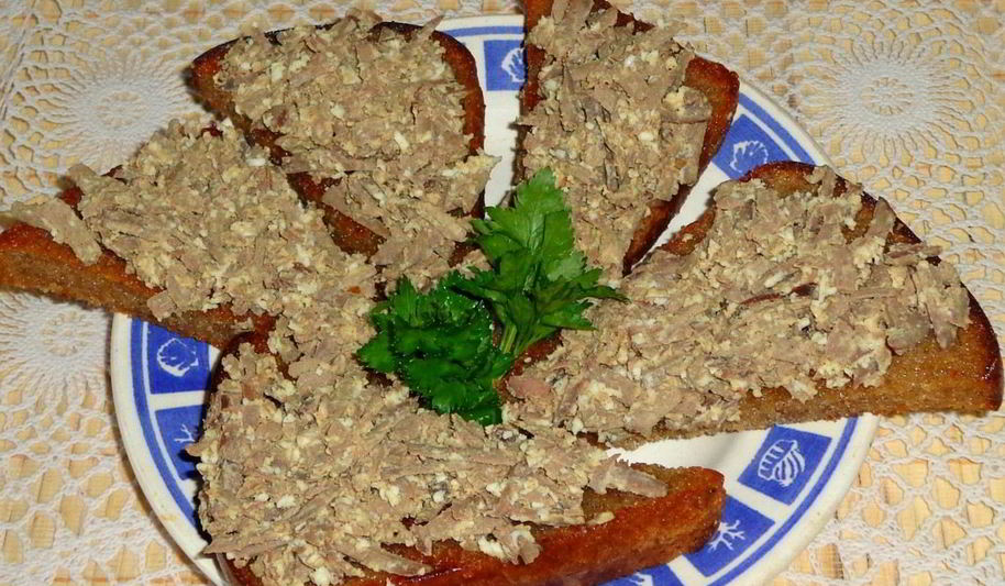 Рецепт гренков из черного хлеба с печенью и яйцом