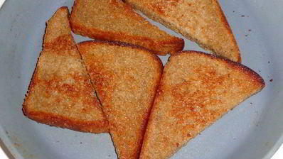 гренки из черного хлеба с печенью и яйцом