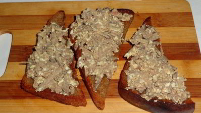 гренки из черного хлеба с печенью и яйцом