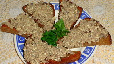 гренки из черного хлеба с печенью и яйцом