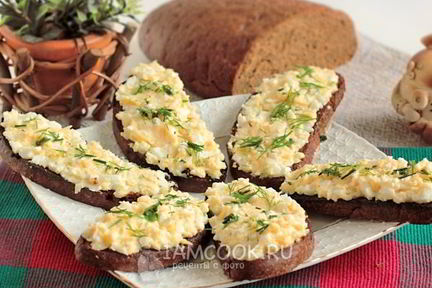 Гренки из черного хлеба с сыром и яйцом