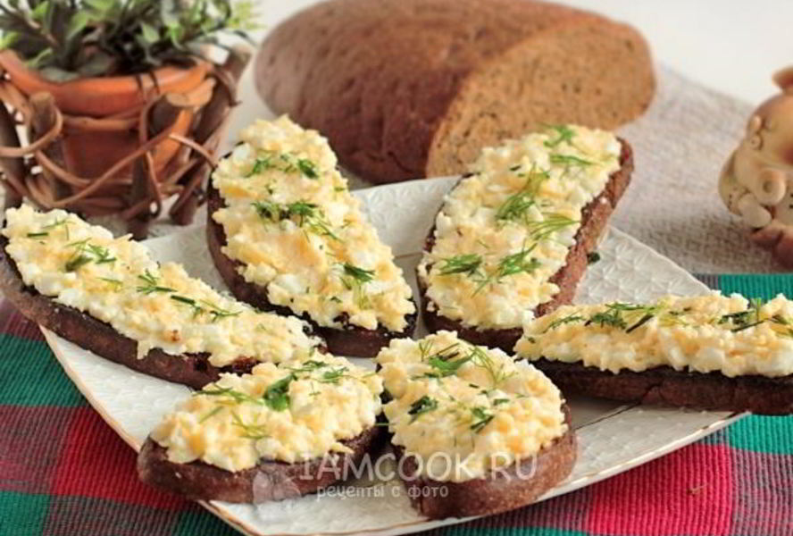 Гренки из черного хлеба с сыром и яйцом