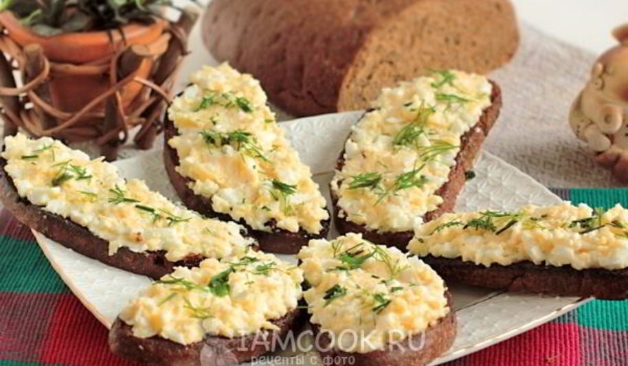 Рецепт гренков из черного хлеба с сыром и яйцом