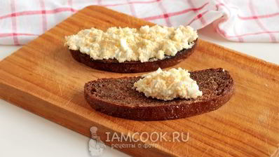 гренки из черного хлеба с сыром и яйцом