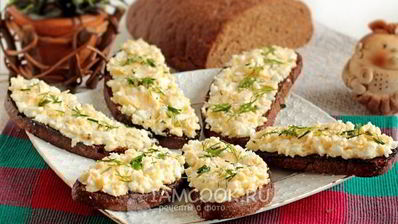 гренки из черного хлеба с сыром и яйцом