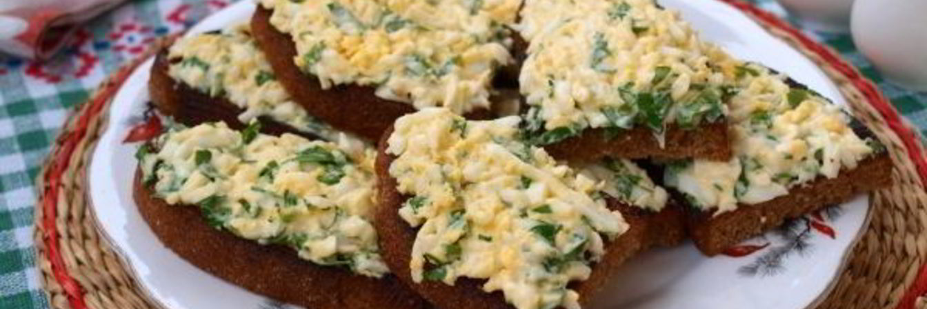 Гренки из черного хлеба с яйцом и зеленью